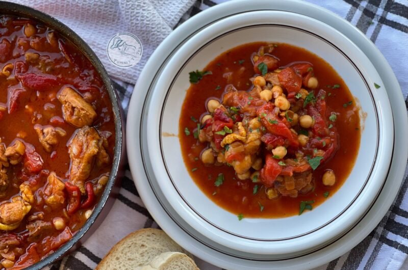 Mâncare de pui cu năut și ardei copți