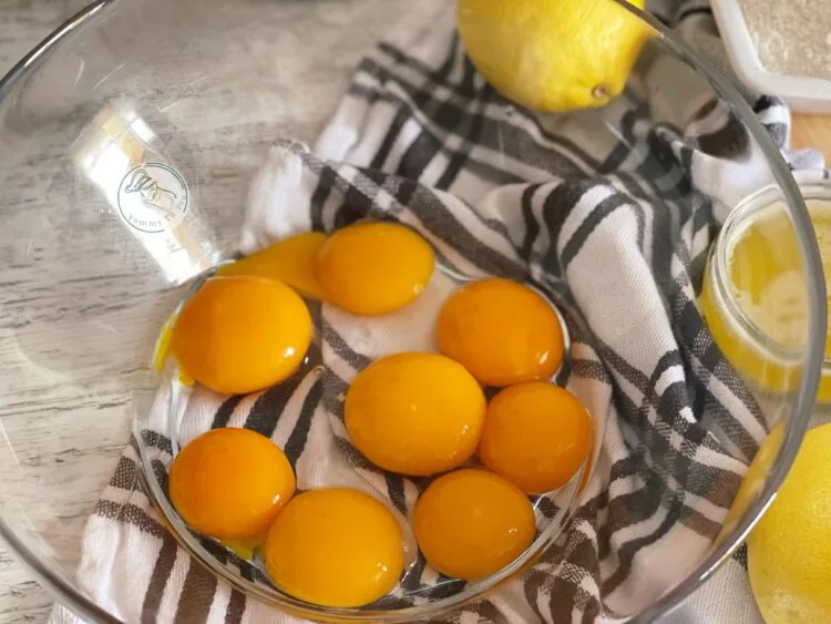 galbenusuri oua pentru chec umed cu lămâie și iaurt