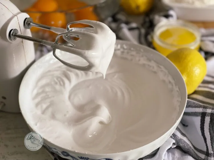 bezea cu albus pentru chec umed cu lămâie și iaurt