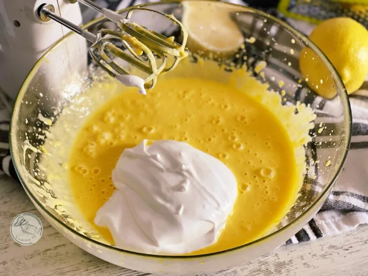 incorporare bezea albus chec umed cu lămâie și iaurt