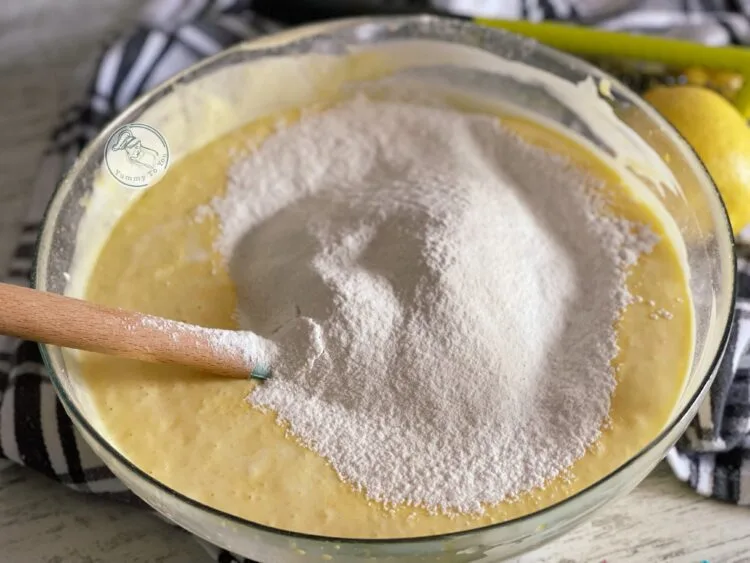 incorporare faina chec umed cu lămâie și iaurt