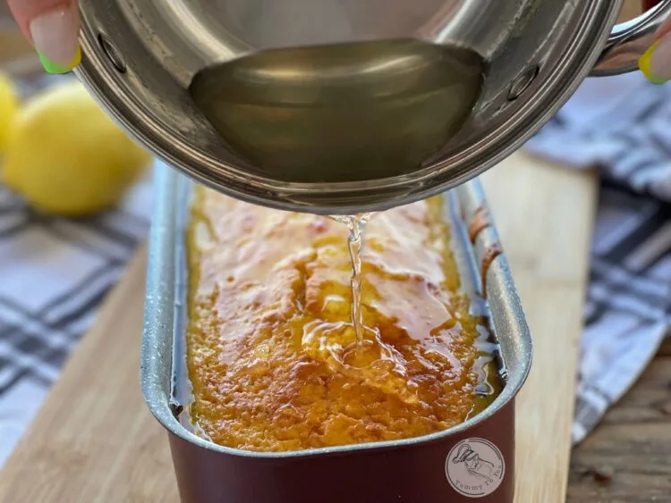 insiropare chec umed cu lămâie și iaurt