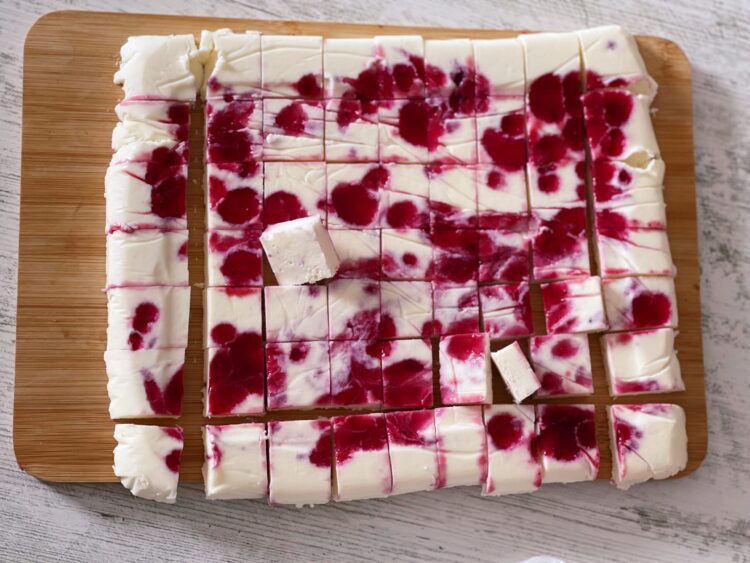 bomboane semifreddo cu ricotta si fructe de padure inainte de glazurare