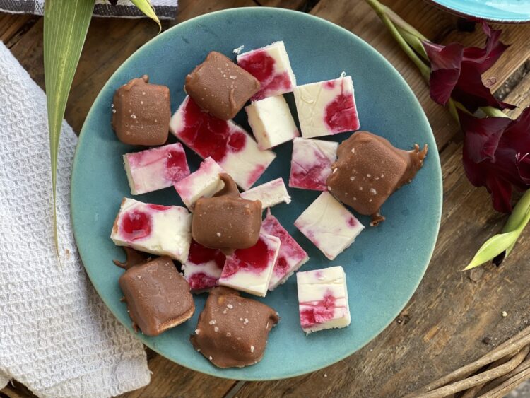 Bomboane semifreddo cu ricotta glazurate