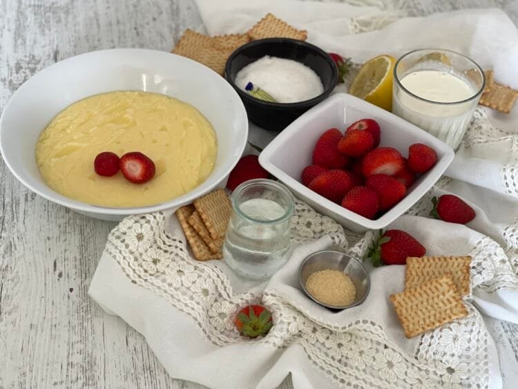 Ingrediente desert cu biscuiți, budincă și căpșuni