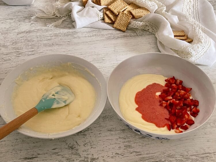 Budincă aromată cu jeleu de căpșuni