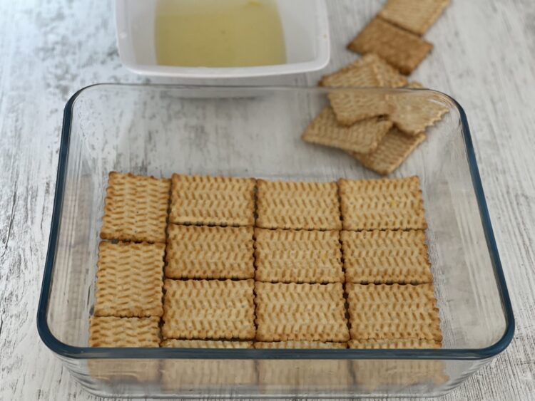 Primul strat de biscuiți Strat de biscuiți la baza desertului