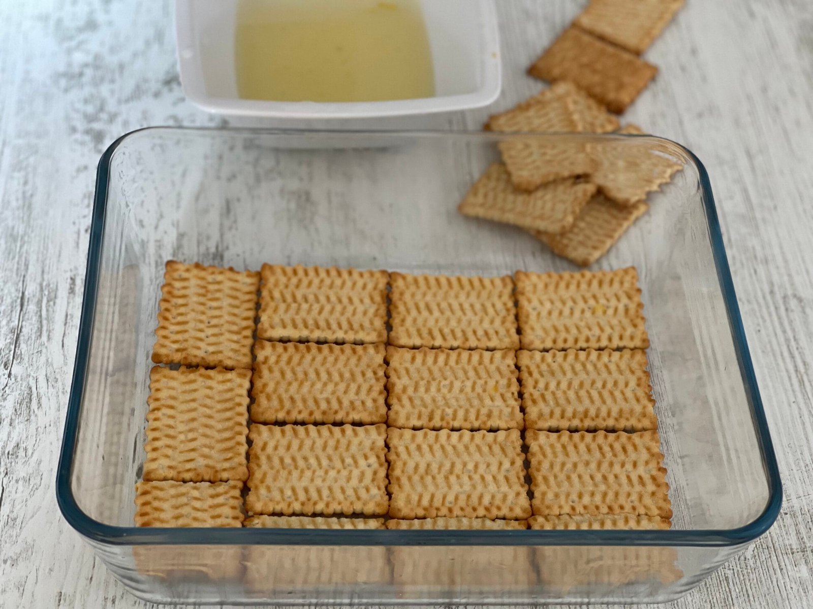 Strat de biscuiți la baza desertului