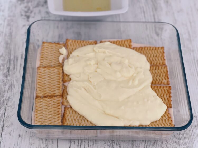 Strat de budincă peste biscuiți Strat de budincă cremoasă