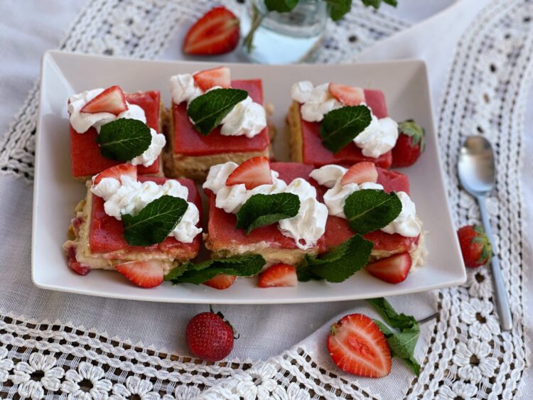 prajitura cu biscuiti capsuni si budinca, portionare si decor