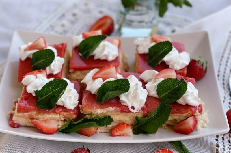 No-Bake Strawberry Pudding & Biscuit Dessert