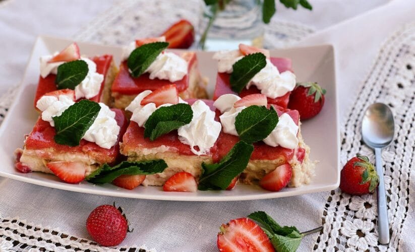 Desert rapid , fara coacere cu biscuiți, budincă de vanilie și jeleu de căpșuni, fără coacere