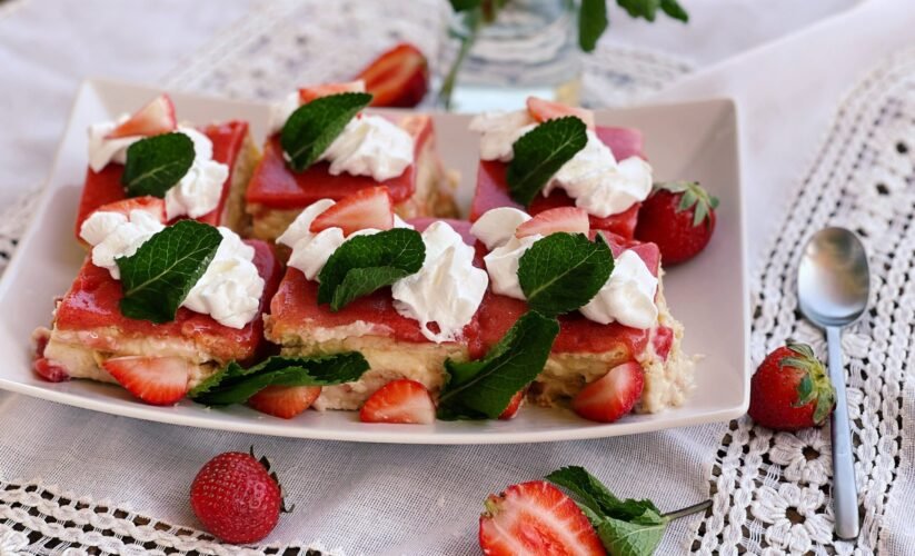 Desert rapid , fara coacere cu biscuiți, budincă de vanilie și jeleu de căpșuni, fără coacere