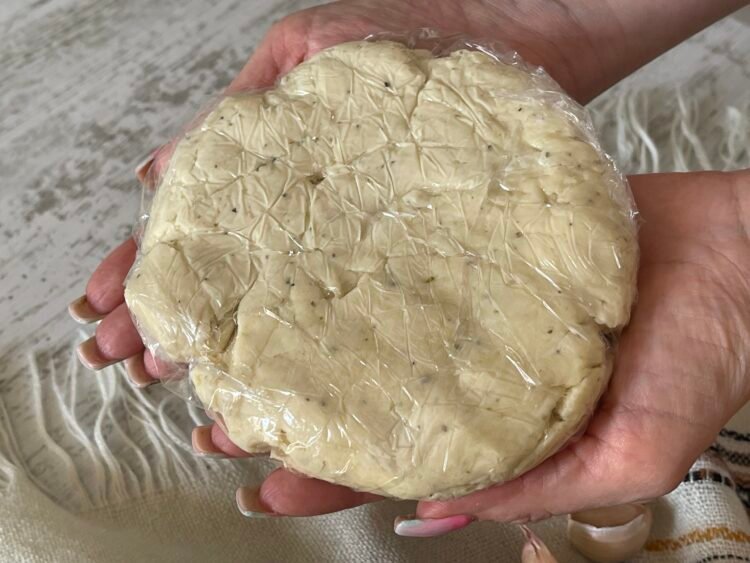 aluat-galette-la-rece-folie Bila de aluat galette învelită în folie alimentară, pregătită pentru a fi refrigerată.