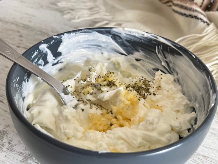 crema de branza usturoi si oregano