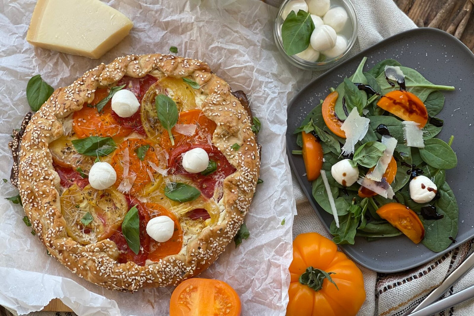 Galette rustică cu roșii, cremă de brânză și feta
