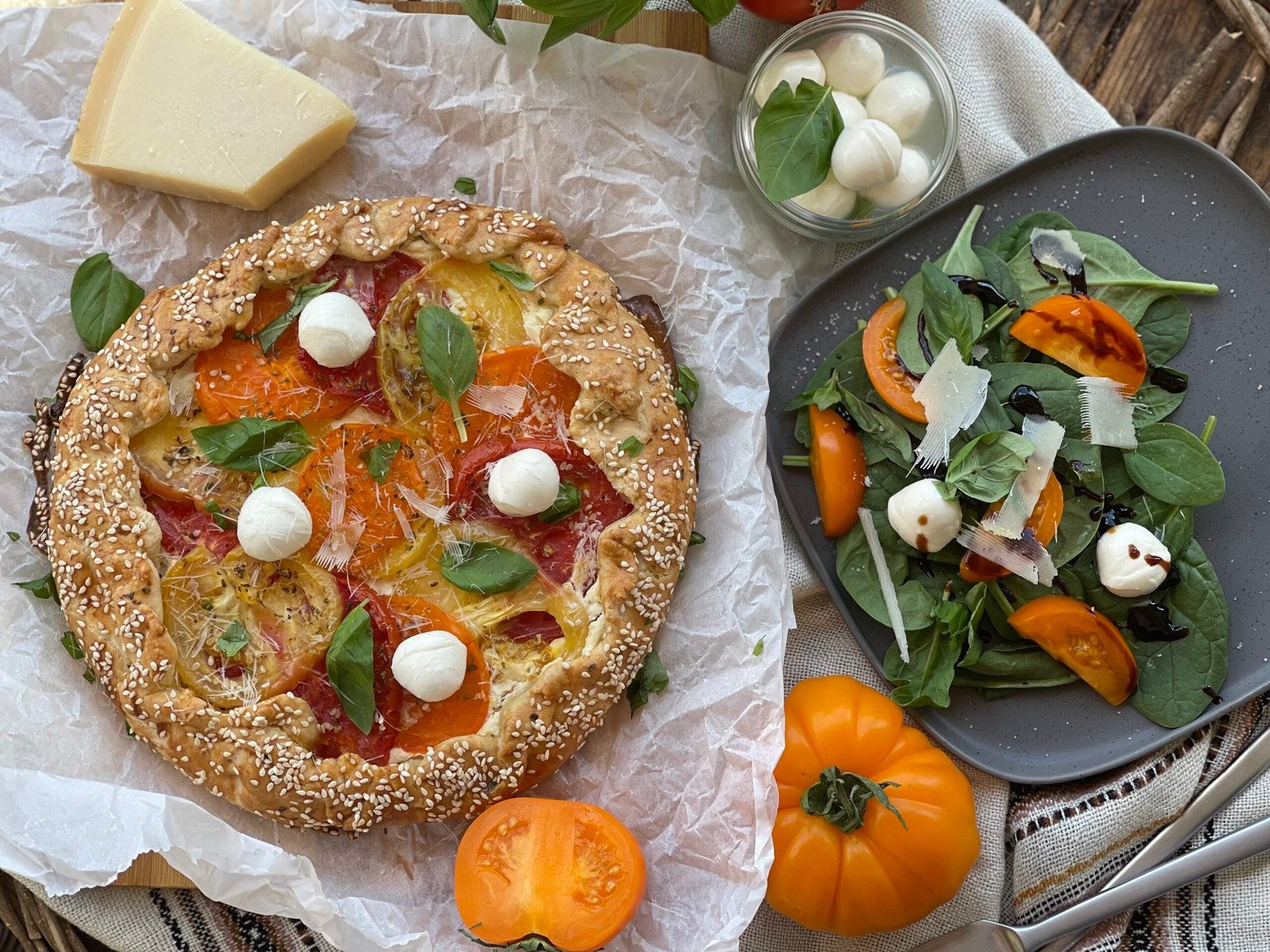 Galette rustică cu roșii, cremă de brânză și feta