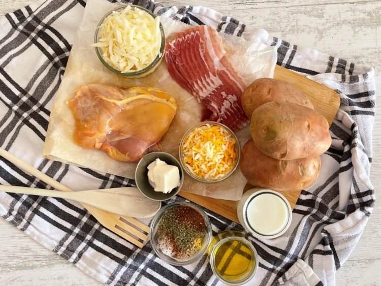ingrediente Jacket Potatoes - cartofi umpluți cu pui și brânză