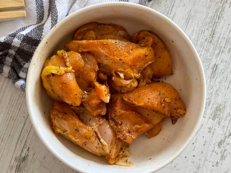 carne de pui condimentata pentru cartofi umpluti