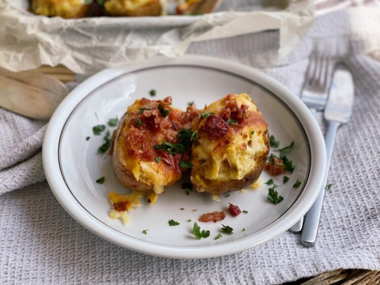 Jacket potatoes cartofi umpluti cu pui si branzeturi servire 2