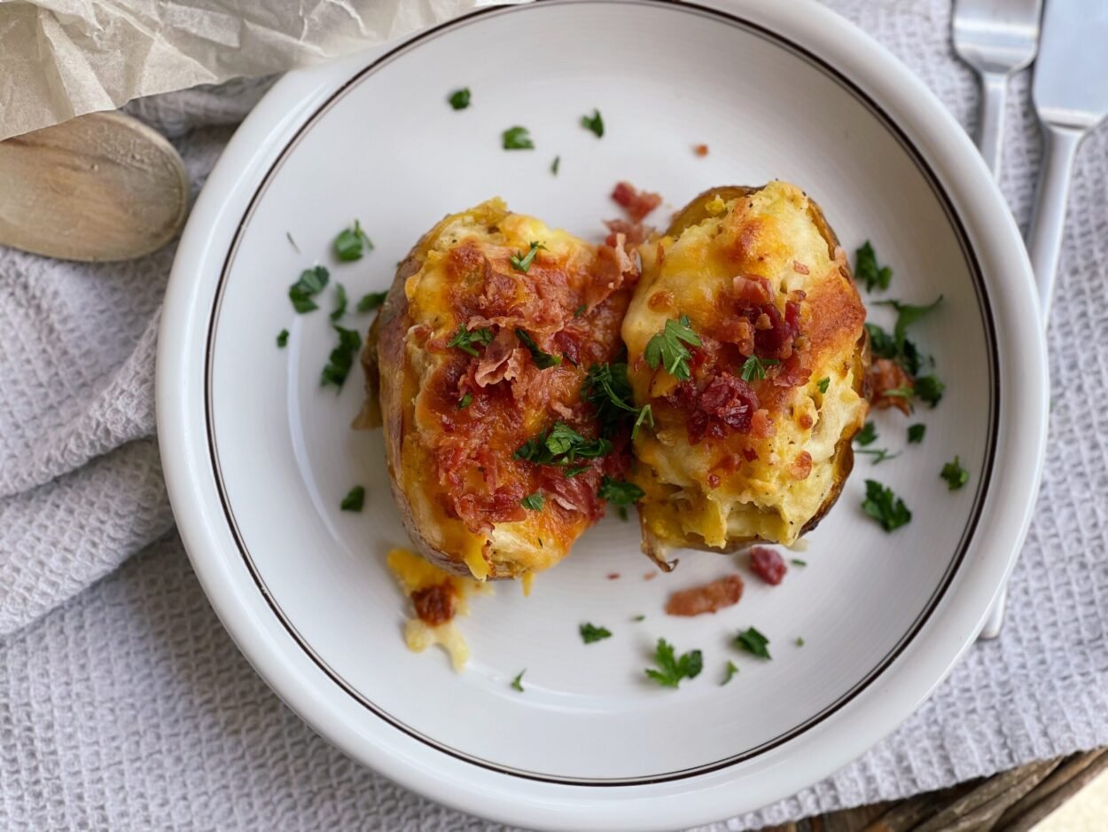 Jacket Potatoes – cartofi umpluți cu pui și brânză