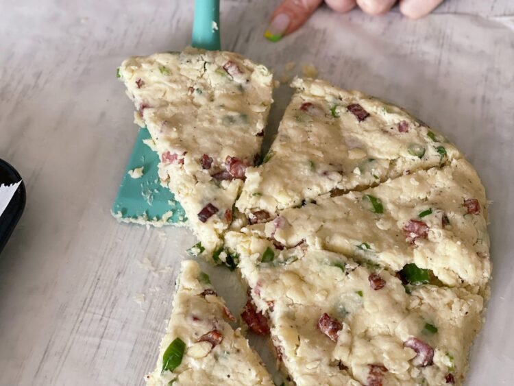 aluat scones cu sunca si cedar triunghiuri