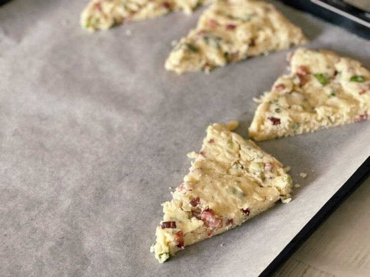 Scones cu sunca afumata si cedar aluat in tava