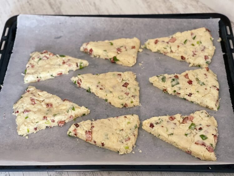 scones cu sunca si cedar inainte de coacere