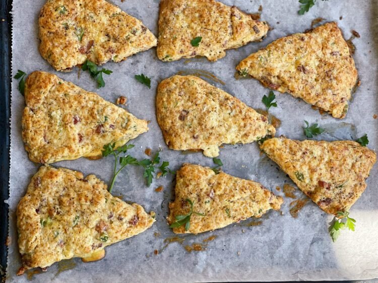 Scones cu șuncă afumată și cheddar maturat coapte