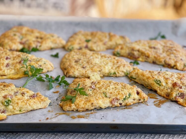 Scones cu șuncă afumată și cheddar maturat coapte close up
