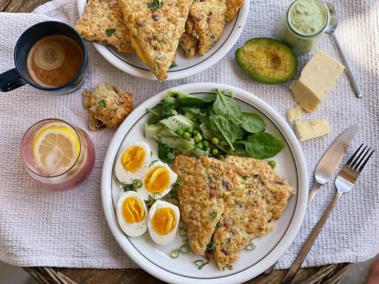 servire 1 Scones cu sunca afumata si ceddar