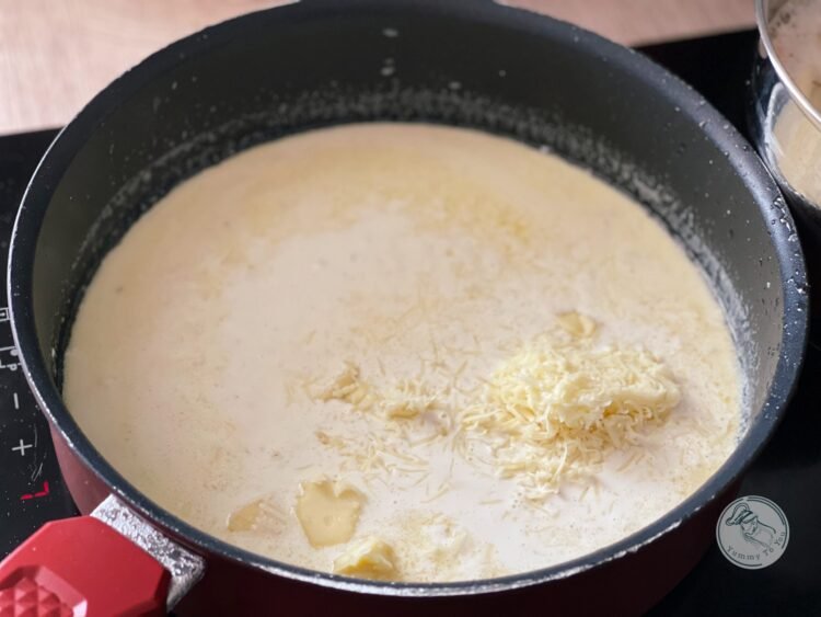 adaugare cheddar in sos pentru paste