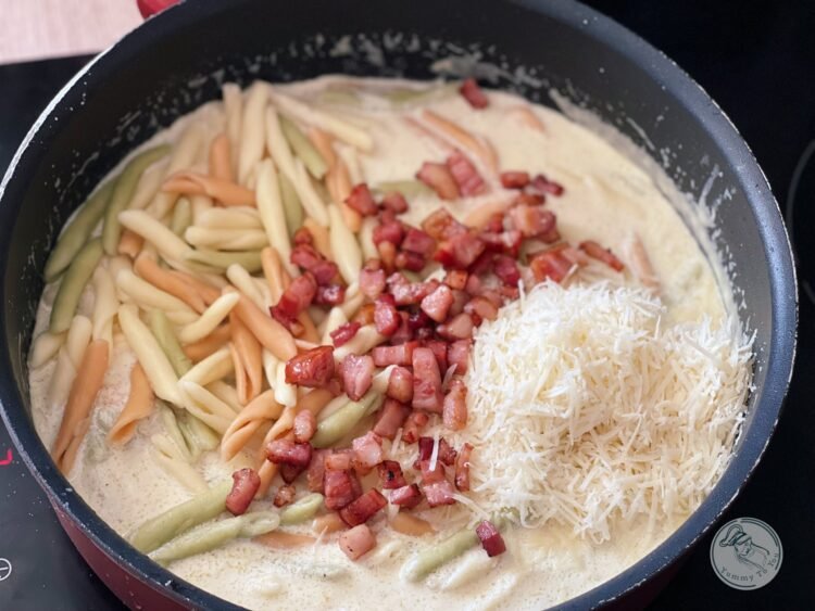 adaugare paste, bacon si parmezan in sos 1