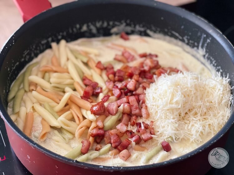 adaugare paste, bacon si parmezan in sos 2