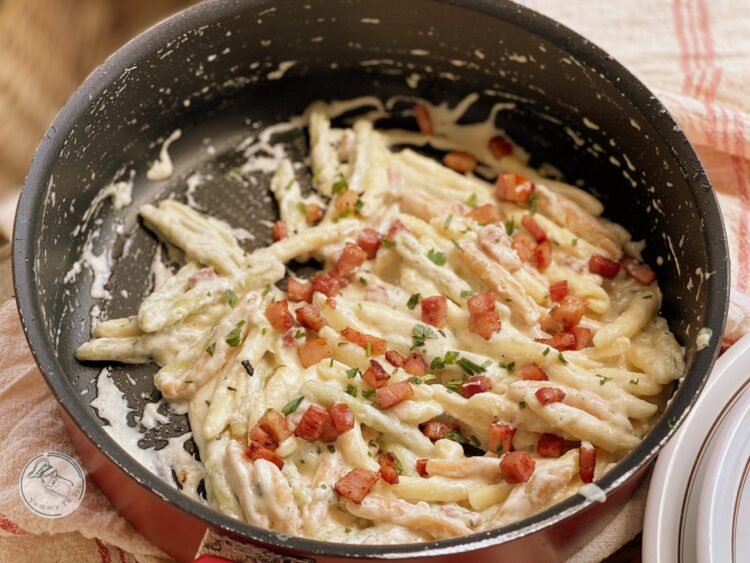 Paste cremoase cu bacon și cheddar in tigaie