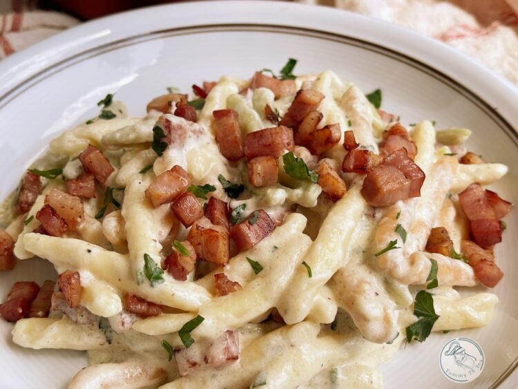 Paste cremoase cu bacon și cheddar detalii sos