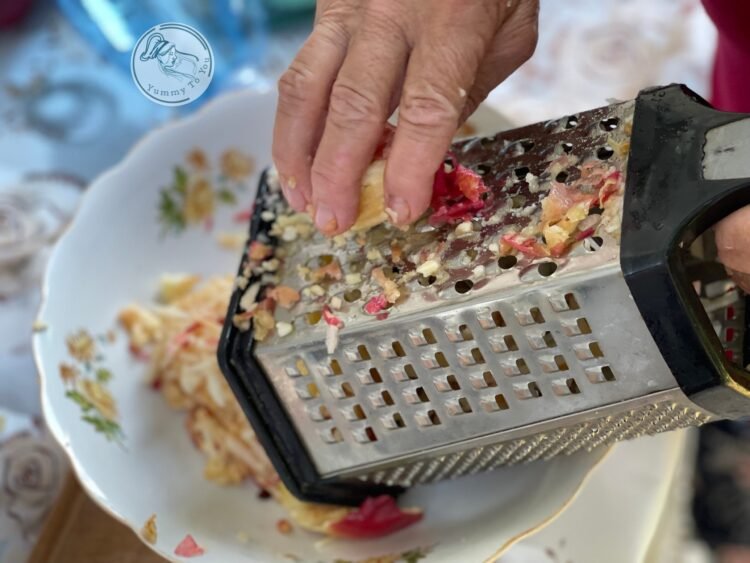 mere pe razatoare pentru Gogoși cu lapte bătut și mere