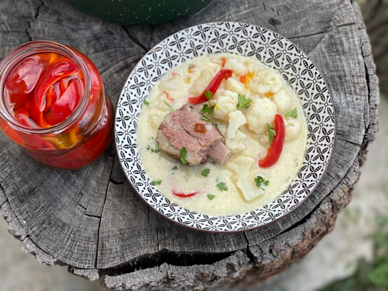 Ciorbă de conopidă cu carne afumată – rapidă, simplă și gustoasă