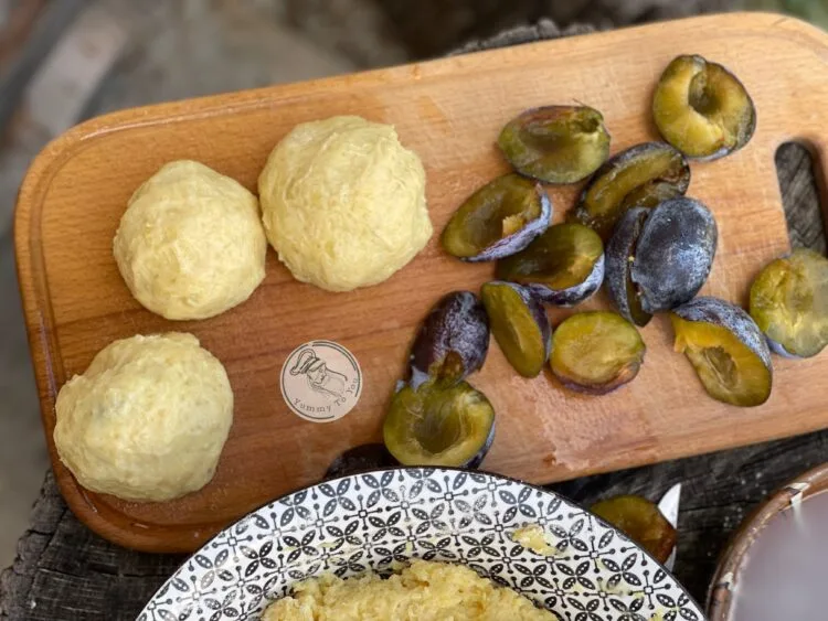 formare 2 Gomboți (găluște) cu prune