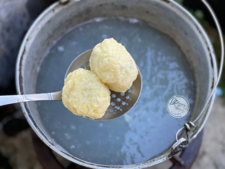 Gomboți (găluște) cu prune dupa fierbere