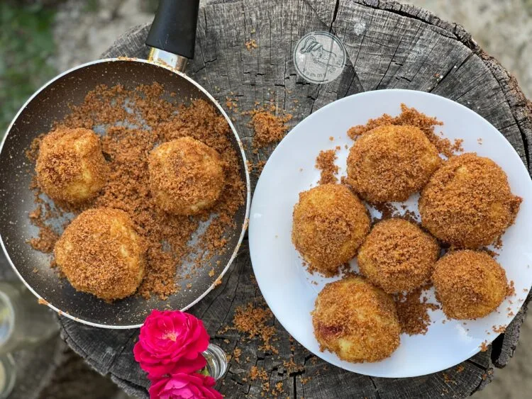 gomboti (galuste) cu prune tavaliti prin pesmet