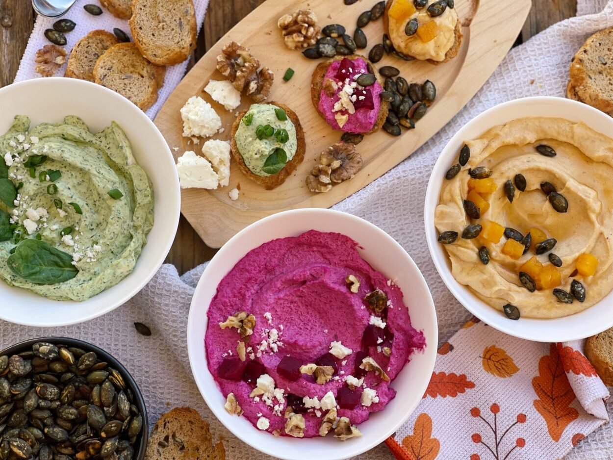 Culori pe pâine – 3 rețete de spread-uri cu cremă de brânză și legume de toamnă