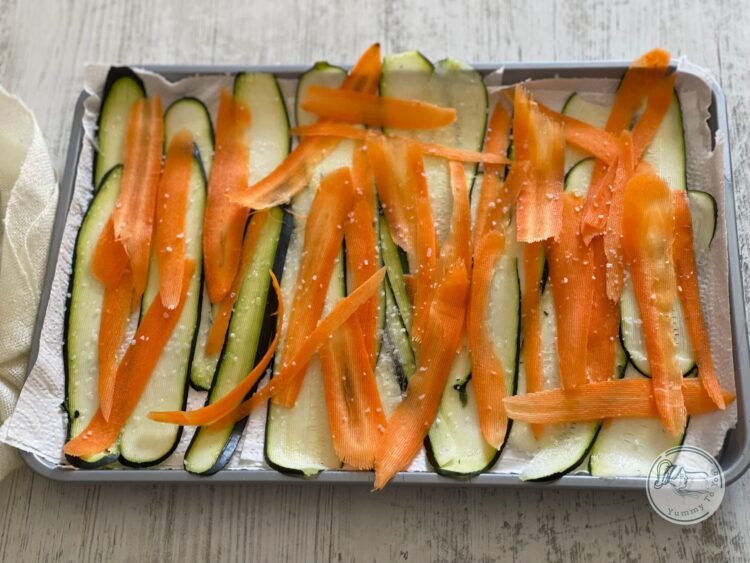 zucchini si morcovi fasii presarate cu sare