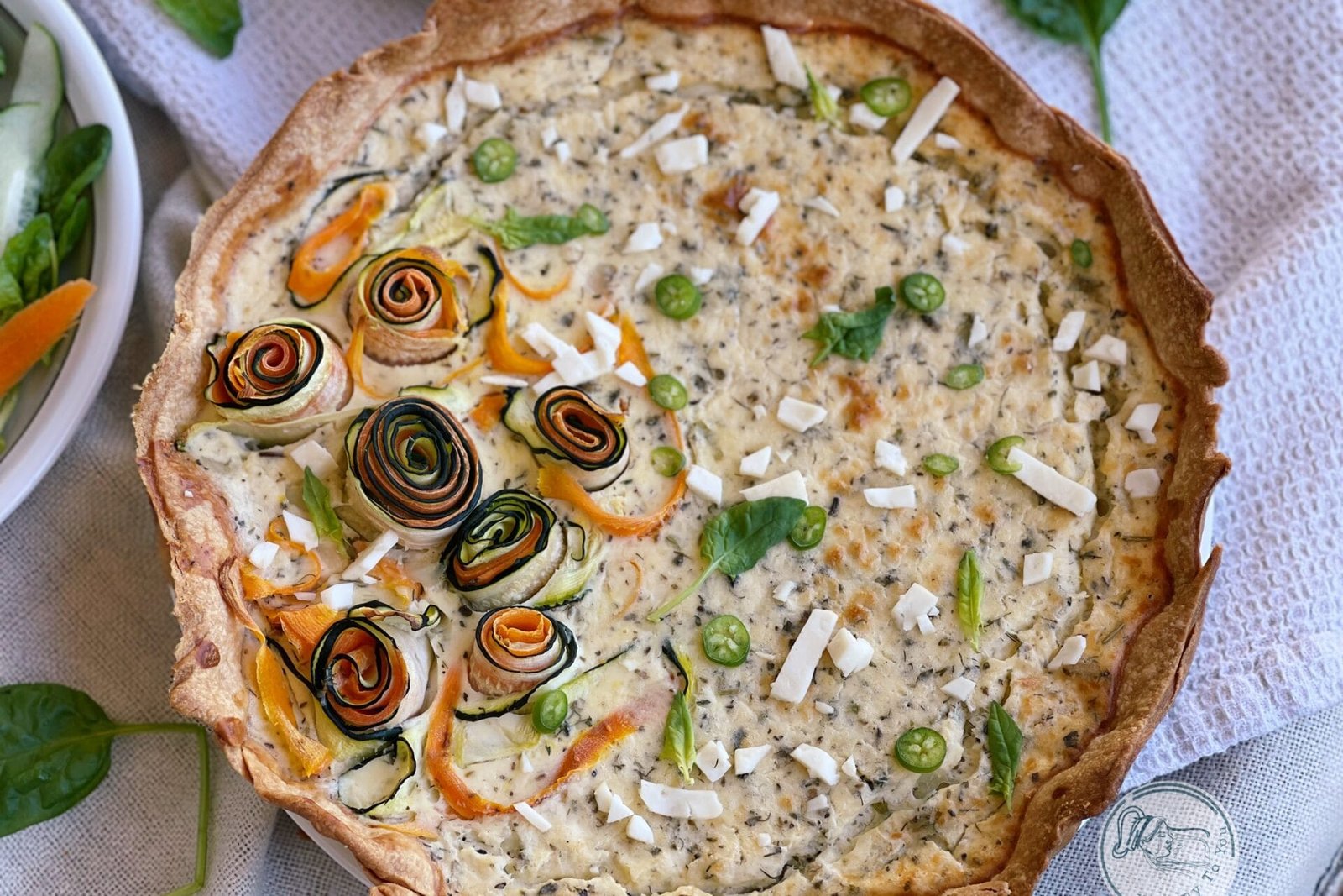 Tartă sărată cu zucchini, morcovi și brânzeturi cremoase