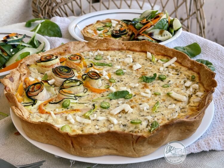Tartă sărată cu zucchini, morcovi și brânzeturi cremoase dupa coacere