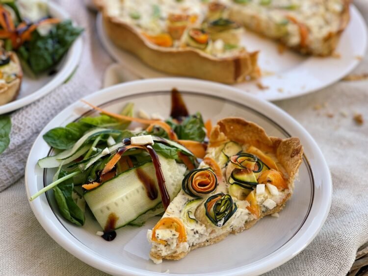 Tartă sărată cu zucchini, morcovi și brânzeturi cremoase sectiune
