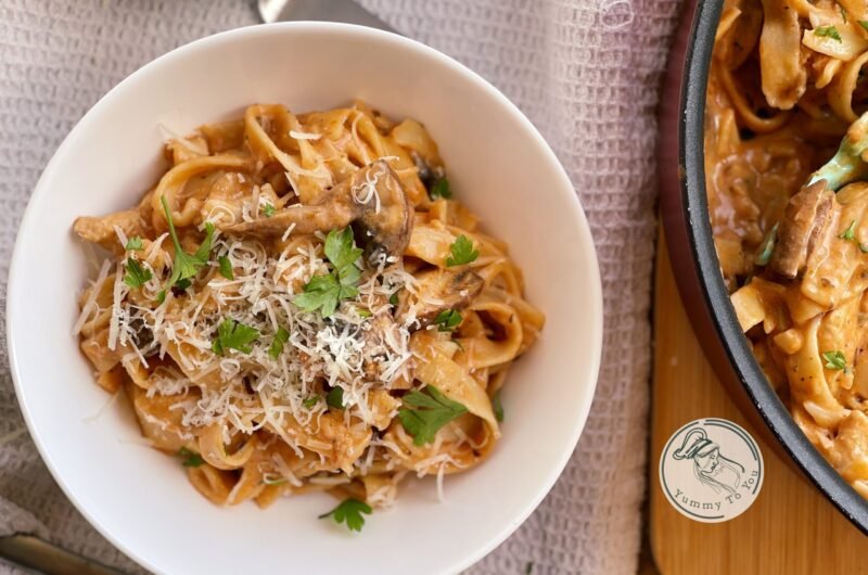 Paste cu piept de pui și ciuperci în sos cremos