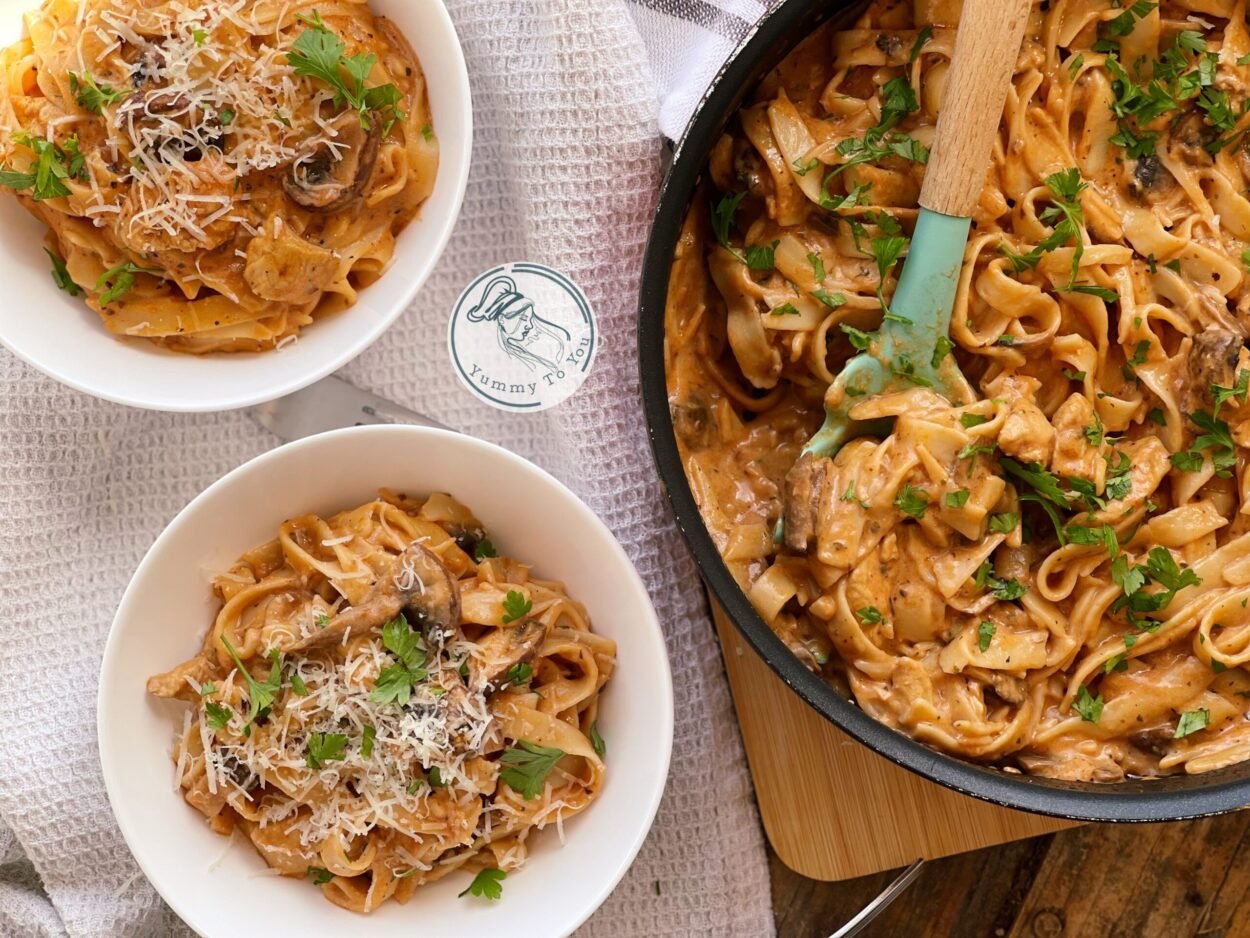 Paste cu piept de pui și ciuperci în sos cremos – Rețetă rapidă și gustoasă