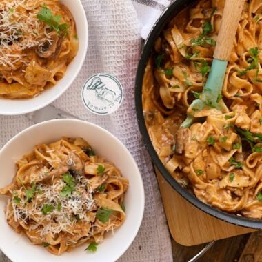 Paste cu piept de pui și ciuperci în sos cremos Eng: Creamy Chicken and Mushroom Pasta – Quick and Delicious Recipe