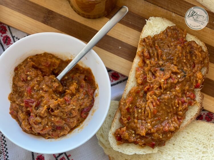 servire 2 zacusca de vinete cu ardei copt